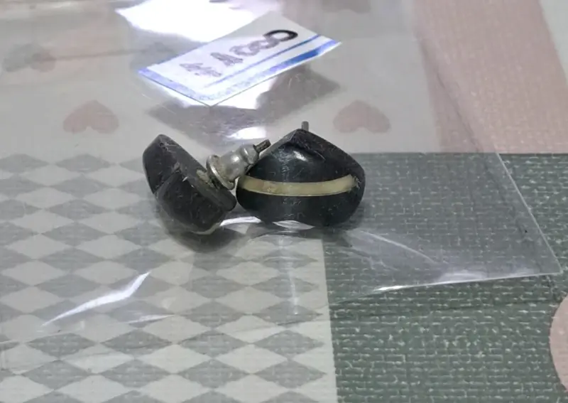 Aros de piedra negra con diseño corazón