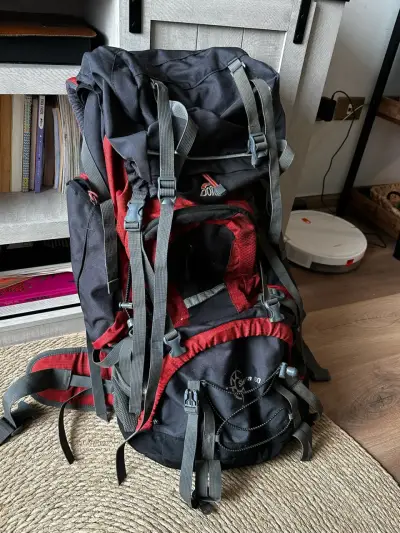 Mochila de senderismo Sierra 60L roja y negra - miniatura 1