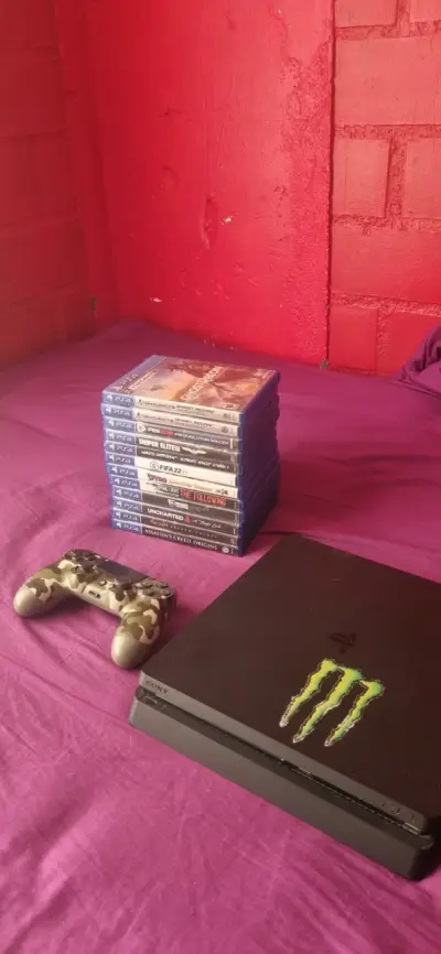 Consola PS4 con juegos y control camuflado - miniatura 1