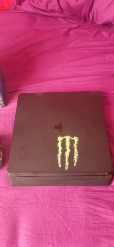 Consola PS4 con juegos y control camuflado - miniatura 2