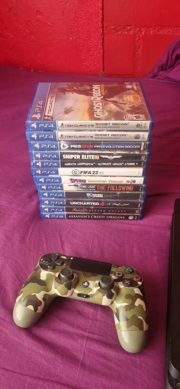 Consola PS4 con juegos y control camuflado - 3
