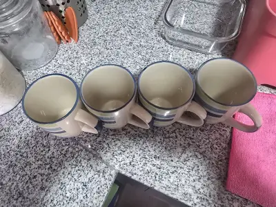 Set de tazas navideñas y rayadas - miniatura 4