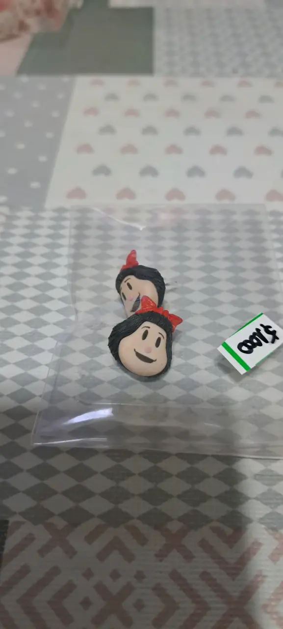 Aros de cerámica con diseño de mafalda
