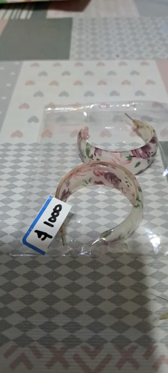 Aros de acrílico con diseño floral