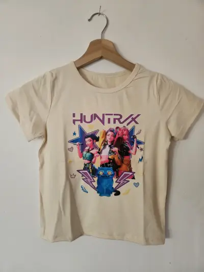 Polera beige con diseño Huntrix Guerreras K-Pop - miniatura 1