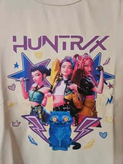 Polera beige con diseño Huntrix Guerreras K-Pop - miniatura 2