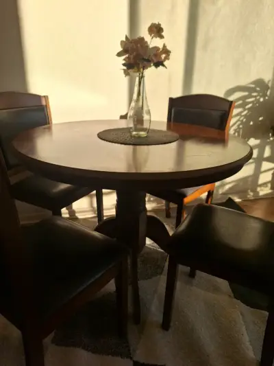 Mesa redonda de madera con sillas - miniatura 1