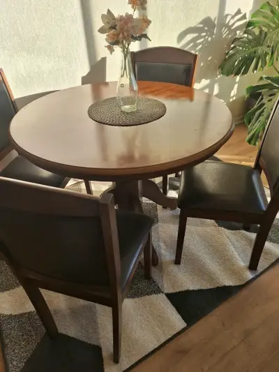 Mesa redonda de madera con sillas - miniatura 3
