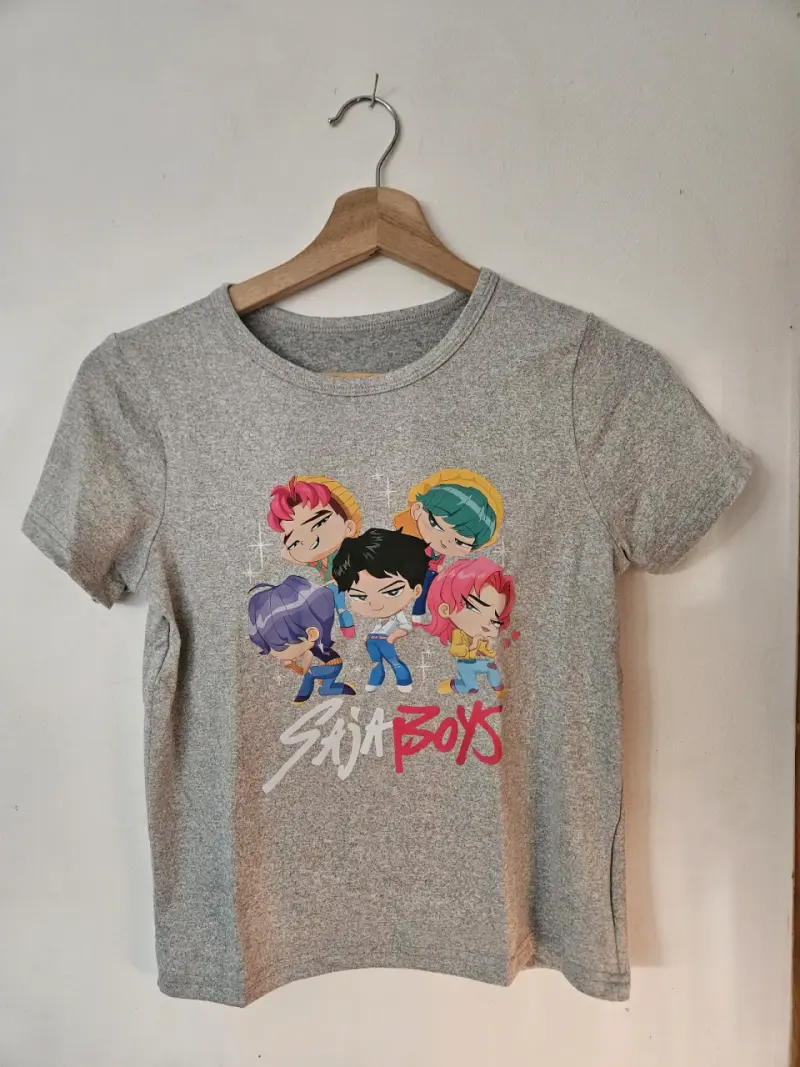 Polera gris Saja Boys de Guerreras K-Pop - 1