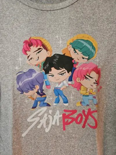 Polera gris Saja Boys de Guerreras K-Pop - miniatura 2