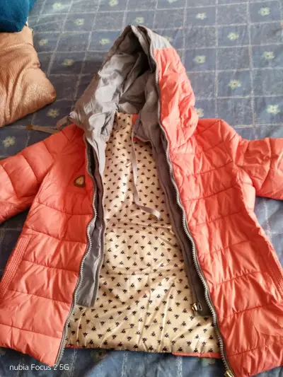 Chaqueta acolchada  con capucha - miniatura 1