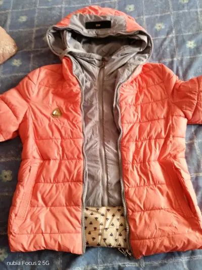 Chaqueta acolchada  con capucha - miniatura 2