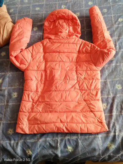 Chaqueta acolchada  con capucha - miniatura 3