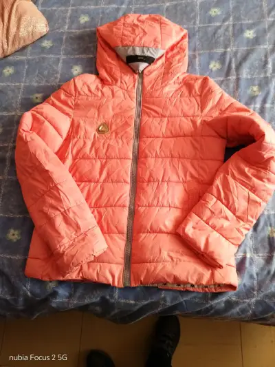 Chaqueta acolchada  con capucha - miniatura 4