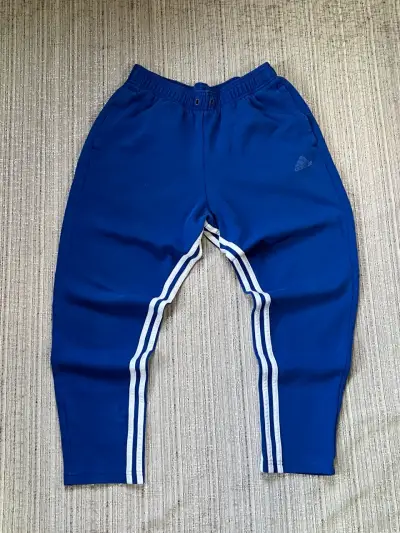 Pantalones deportivos adidas azul con franjas - miniatura 1