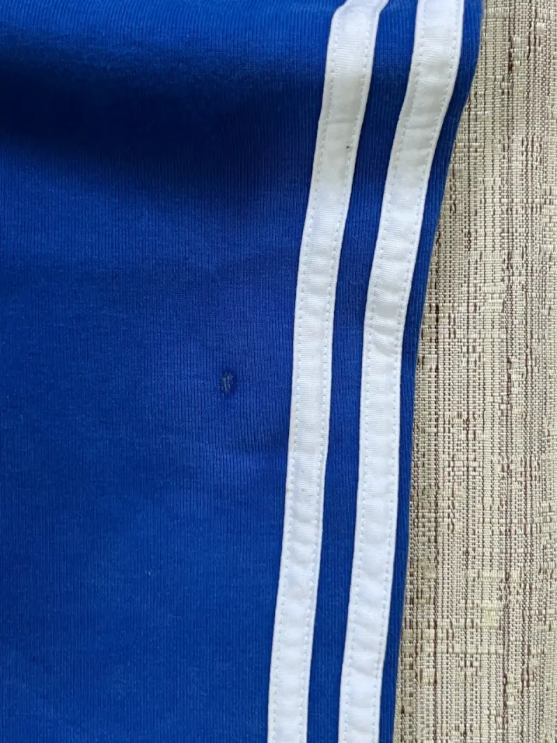 Pantalones deportivos adidas azul con franjas - 3