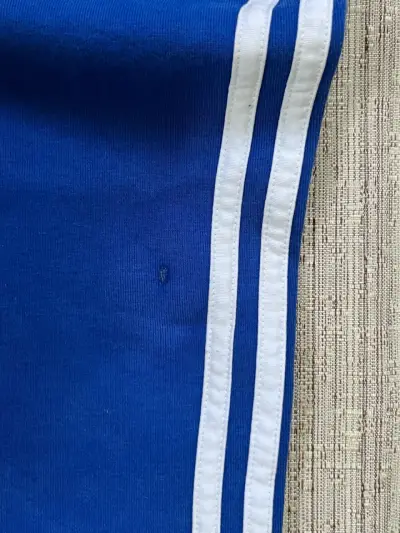 Pantalones deportivos adidas azul con franjas - miniatura 3