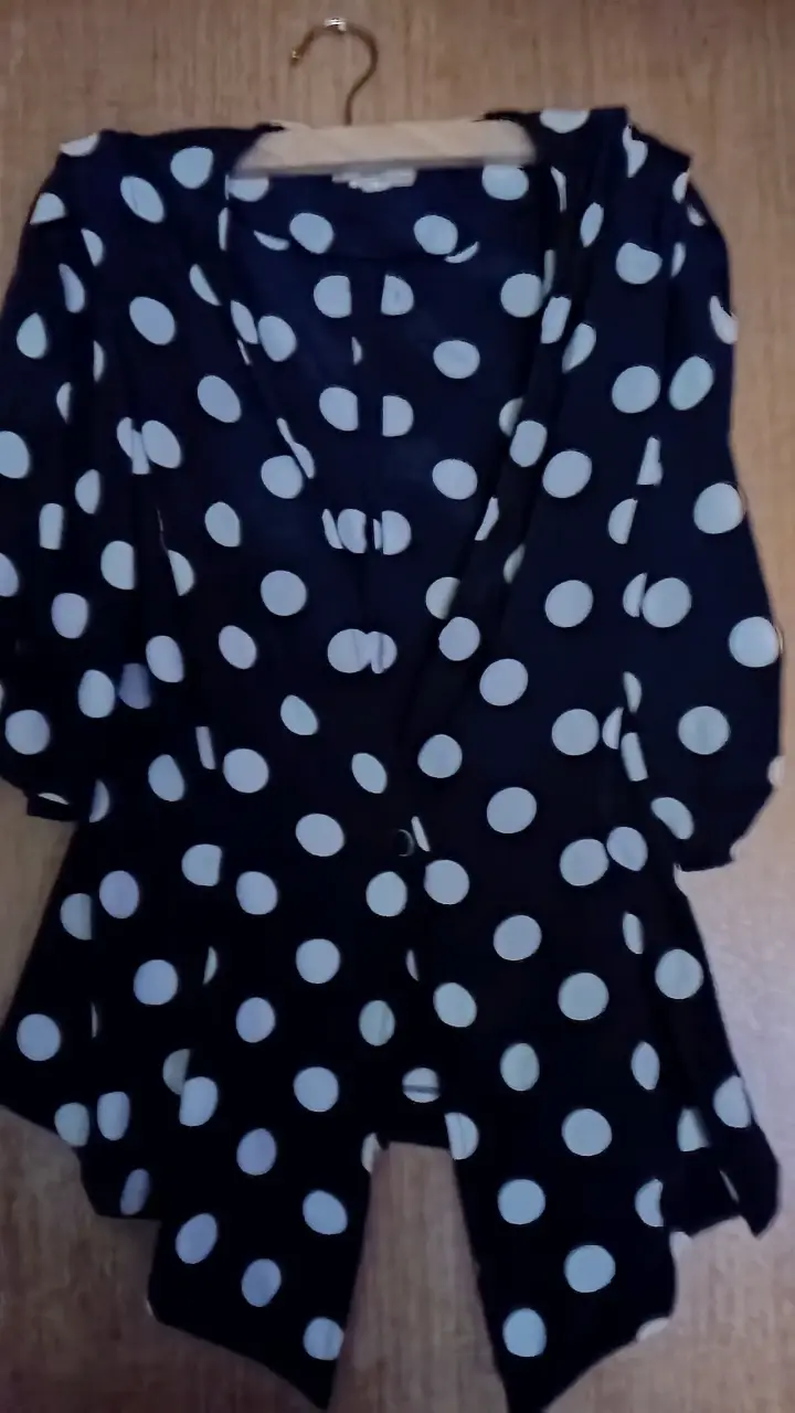 Blusa negra con lunares blancos