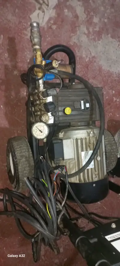 Hidrolavadora industrial de alta presión - miniatura 1