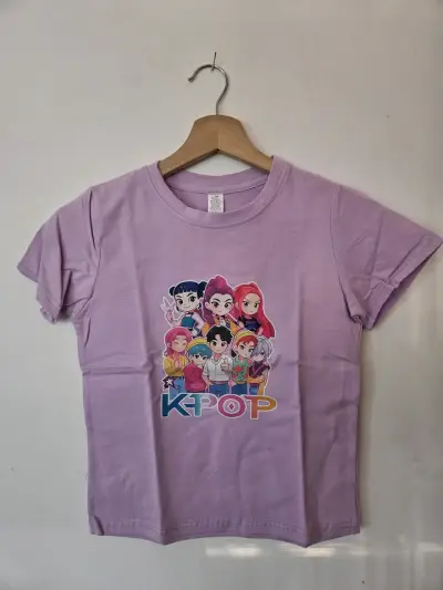 Polera lila con diseño Guerreras K-Pop - miniatura 1