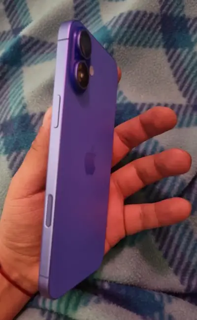 iPhone 16 Plus en color púrpura - miniatura 1
