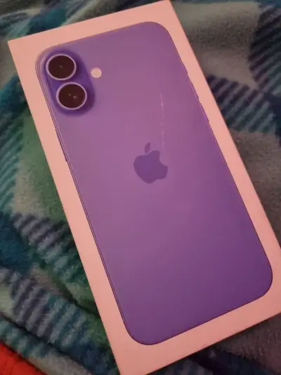 iPhone 16 Plus en color púrpura - miniatura 2