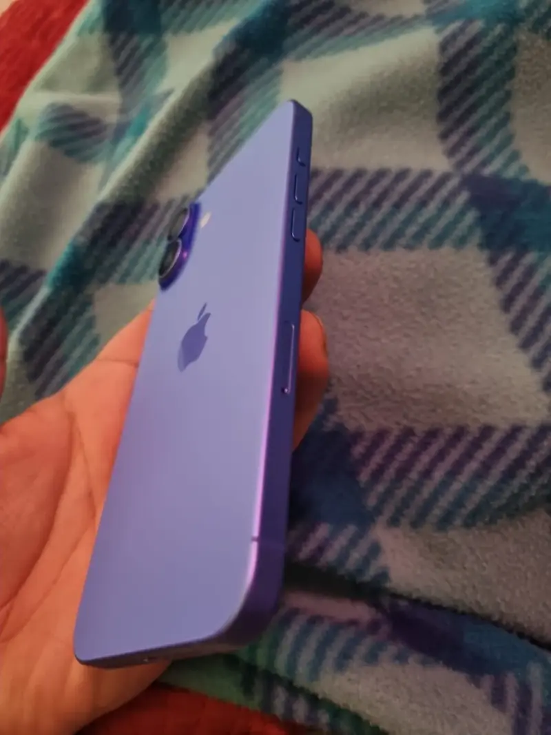 iPhone 16 Plus en color púrpura - 4