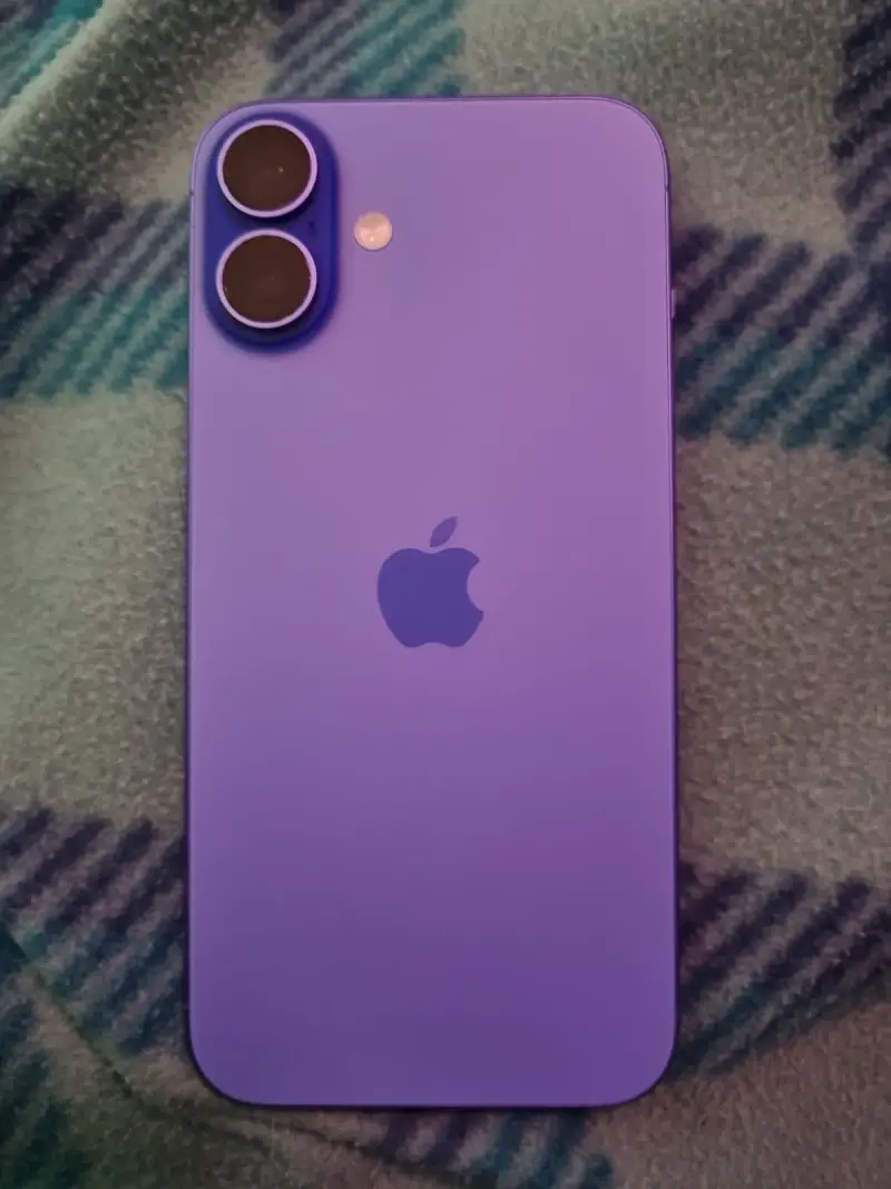 iPhone 16 Plus en color púrpura - 5