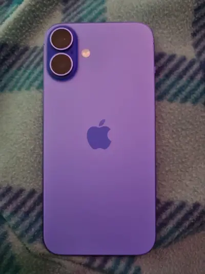 iPhone 16 Plus en color púrpura - miniatura 5