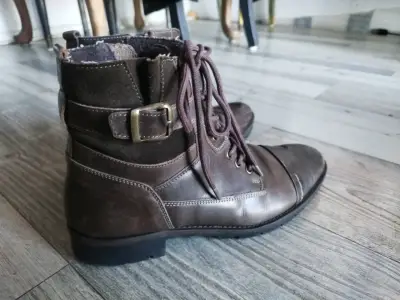 Botas de cuero marrón con hebilla - miniatura 1