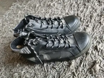 Zapatillas negras de lona con diseño camuflado - miniatura 1