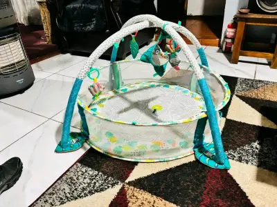 Gimnasio para bebé con juguetes colgantes - miniatura 1