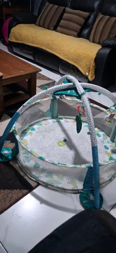 Gimnasio para bebé con juguetes colgantes - miniatura 2