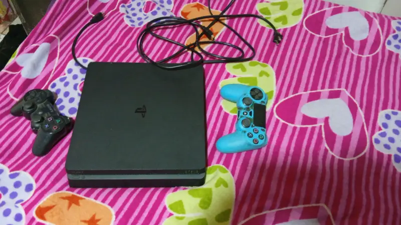 Consola PlayStation 4 con dos controles