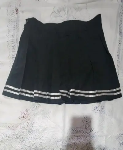 Falda plisada  con detalles cinta blanca - miniatura 1