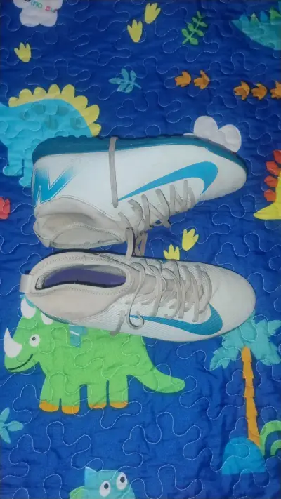 Zapatillas deportivas Nike blancas y azules - miniatura 1