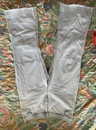 Jeans de mezclilla claros para mujer - miniatura 1
