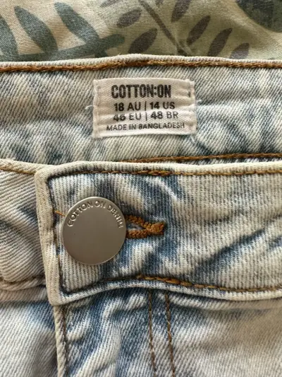 Jeans de mezclilla claros para mujer - miniatura 3