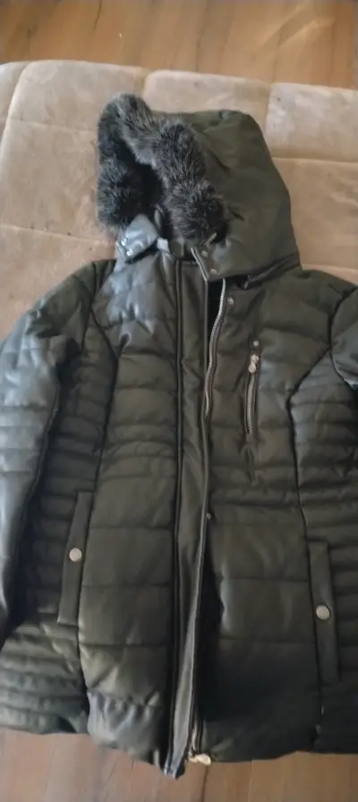 Chaqueta acolchada negra con capucha de piel - miniatura 1
