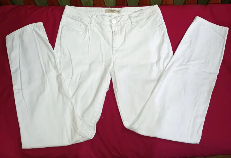 Pantalones blancos de mezclilla para mujer
