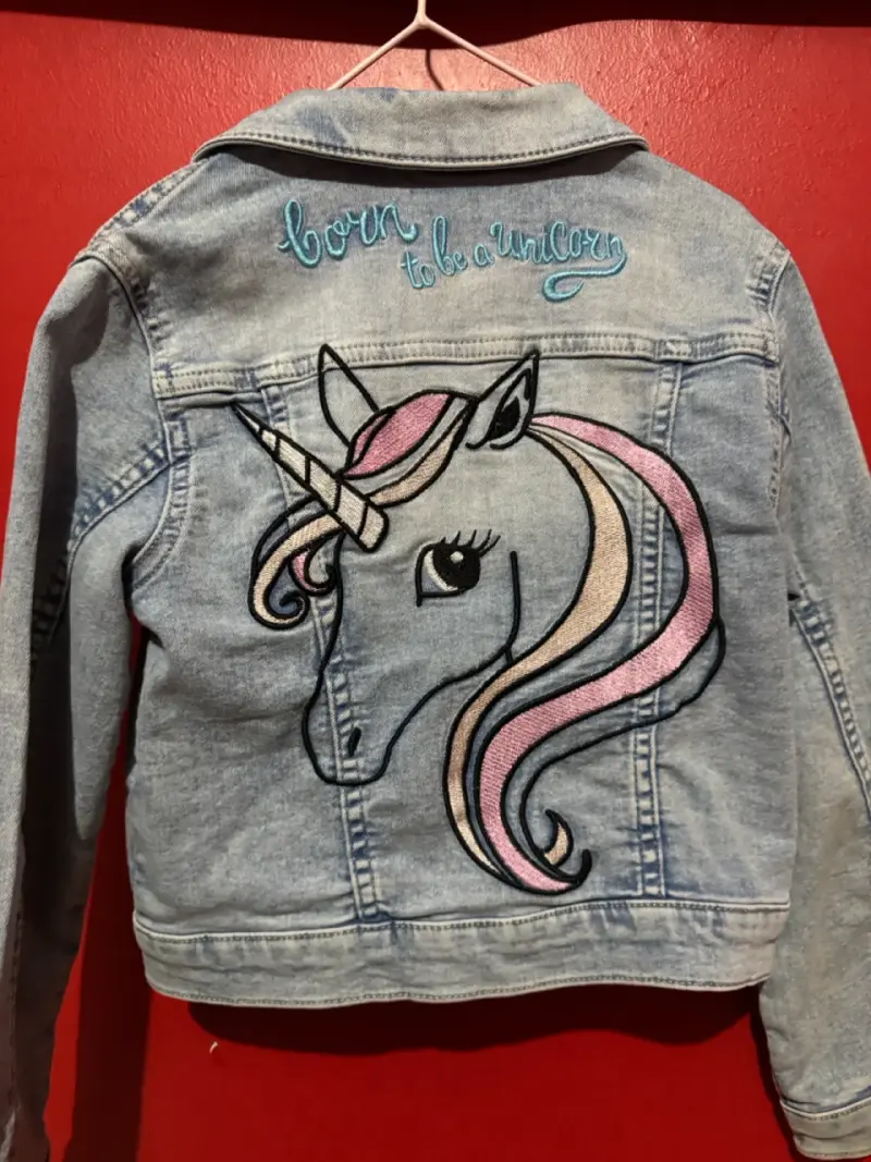 Chaqueta de mezclilla con bordados para niñaniña - 2