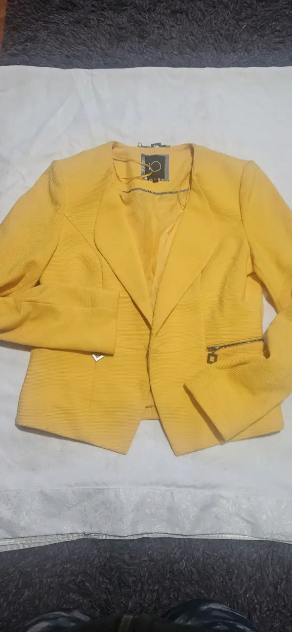 Blazer amarillo con cierre decorativo