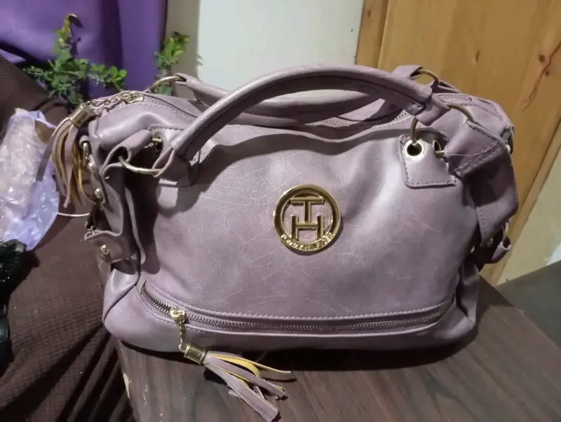 Bolso de mano morado con logo dorado - 1