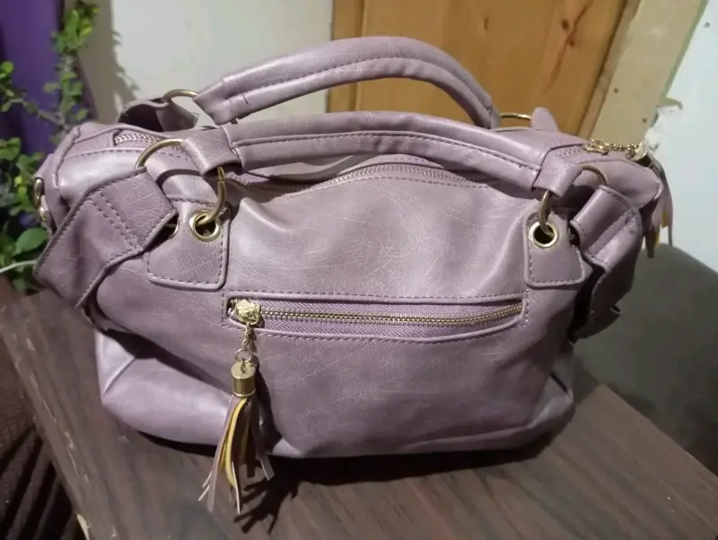 Bolso de mano morado con logo dorado - 2