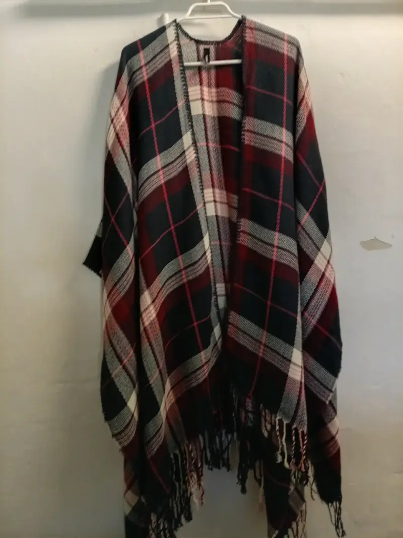 Poncho a cuadros con flecos