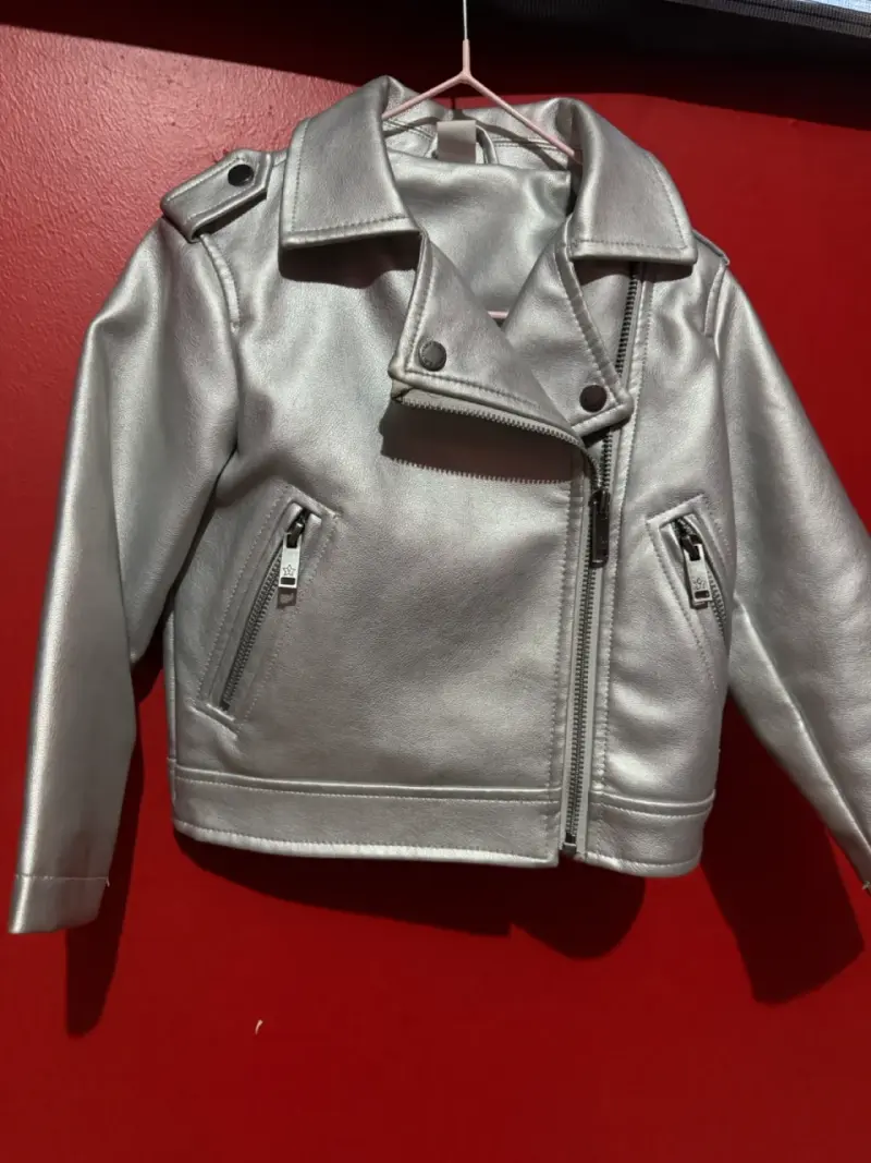 Chaqueta de cuero sintético plateada niña