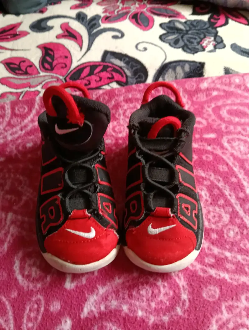Zapatillas deportivas Nike negras y rojas - 1
