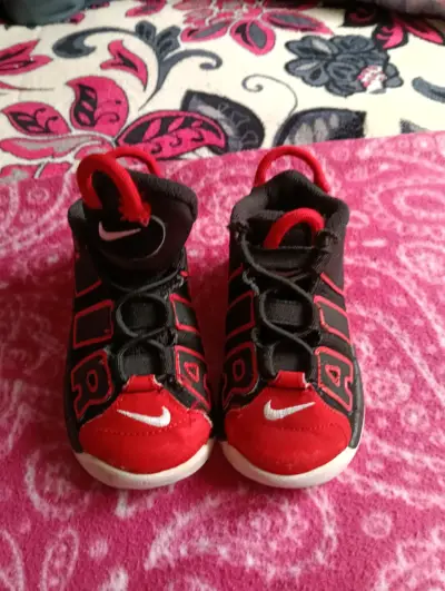 Zapatillas deportivas Nike negras y rojas - miniatura 1