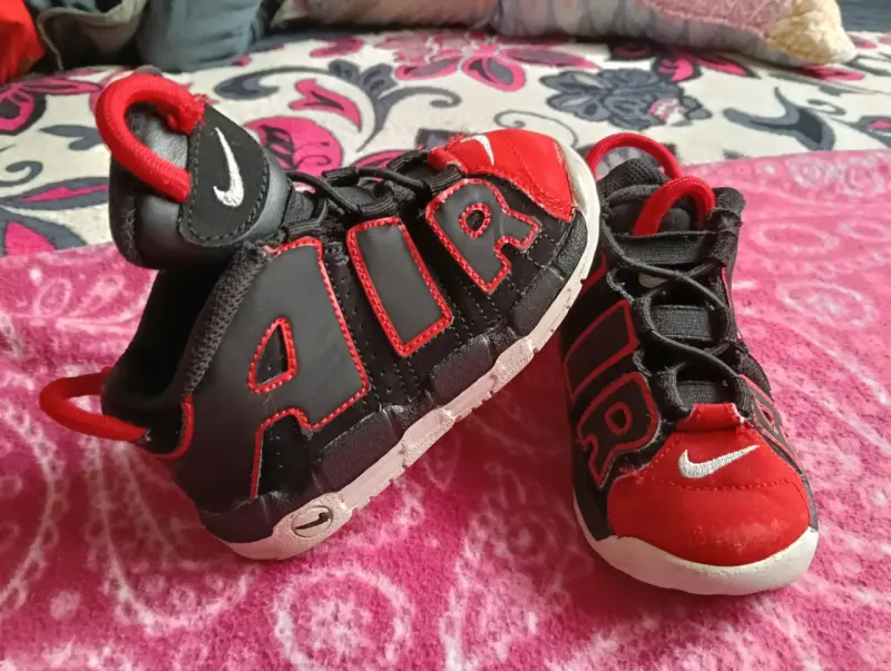 Zapatillas deportivas Nike negras y rojas - 2