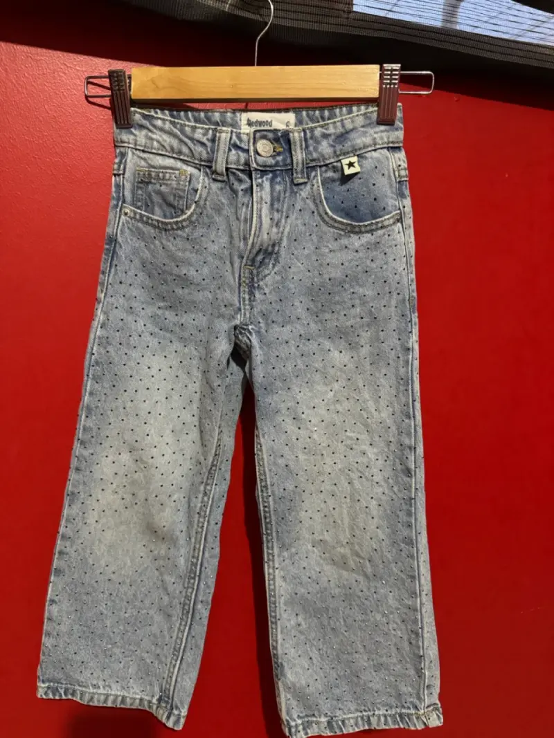 Jeans infantiles con diseño de brillos